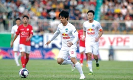 Sự hấp dẫn của HAGL đến từ những ngôi sao như Công Phượng và cả HLV Kiatisuk hay bầu Đức ảnh: Hữu Phạm 