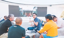 Huy Nguyễn đang làm việc cùng đồng sự và đối tác 