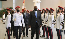 Bộ trưởng Quốc phòng Mỹ Lloyd Austin trong lễ đón tại Singapore ngày 27/7 Ảnh: Straitstimes 