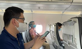 Người dân đã tiêm 2 mũi vắc – xin mong sớm mở cửa hàng không để được đi du lịch nhiều nơi. Ảnh: Như Ý 