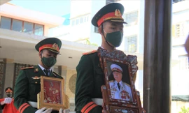 Chiến sĩ, cán bộ Quân khu 5 trang trọng tổ chức lễ truy điệu và an táng, đưa Anh hùng Nguyễn Văn Lập về với đất mẹ Việt Nam 