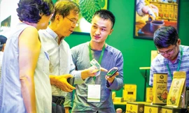 Anh Sơn giới thiệu sản phẩm trà mãng cầu cho khách 