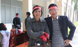 Anh Lê Công Đỉnh (bìa phải) thay mặt báo Tiền Phong tại miền Trung trao hỗ trợ cho những gia đình bị thiệt hại do bão Sangxane - Đà Nẵng năm 2006 (Ảnh: Nguyễn Huy)