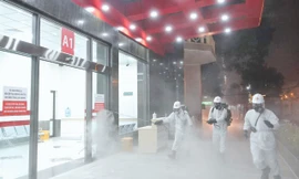 Chiến sĩ phòng hóa khử trùng, tiêu độc COVID-19 tại Bệnh viện Bạch Mai, tối 28/3/2020 ẢNH: NGUYỄN MINH