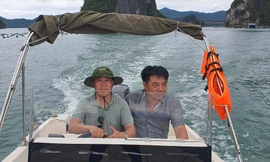 Tác giả trải nghiệm lái ca nô ở biển Vân Đồn