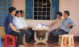 Mục sư Y Djan Êban (đeo kính) trò chuyện cùng chính quyền địa phương