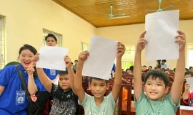 Sinh viên ĐH QGHN tình nguyện truyền tải tri thức tới học sinh vùng khóẢnh: ĐH QGHN cung cấp 