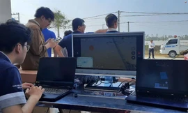 Sinh viên ĐH Bách khoa Hà Nội vào vùng lũ, ứng dụng khoa học công nghệ hỗ trợ người dânẢnh: Gia Hân