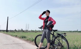 Thu Hương, 27 tuổi, đang “vui thú điền viên” ở Hưng Yên. - Ảnh: VNE