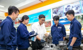 Sinh viên học ngành công nghệ kỹ thuật ô tô tại Trường ĐH Công nghệ TPHCM Ảnh: N.L 