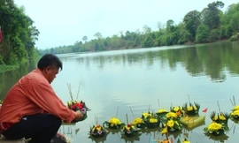  Lễ hội hoa đăng thả bè trên dòng Sêrêpôk