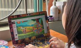 Học sinh nghiện game, cày game trong cả giờ học trực tuyến. ảnh: Như Ý