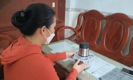 Bà N và máy xay thịt từ chương trình quà tặng tri ân Ảnh: Hoàng Thuận