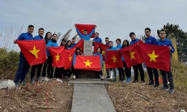 Bạn trẻ hào hứng bên con đường mới xây dựng lên cột mốc Ảnh: Duy Chiến 