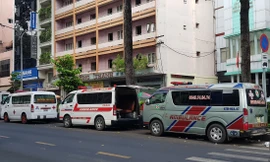 Xe cấp cứu chờ nhận bệnh nhân ở quận 5, TPHCM ảnh: Vân Sơn 