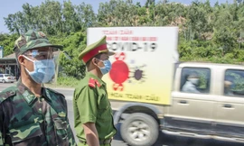 Chiếc xe lưu động liên tục chạy quanh phát loa kêu gọi người dân tự giác đi test nhanh