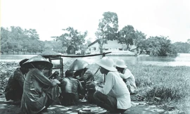 Gánh phở rong bên hồ Hoàn KiếmẢnh: tư liệu 