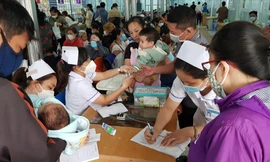 Trẻ mắc bệnh hô hấp điều trị tại Bệnh viện Nhi Đồng 1 TPHCM ảnh: Vân Sơn 