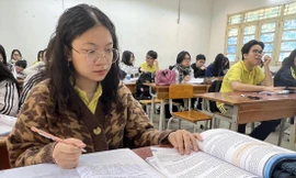 Học sinh lớp 12 năm nay đang tích cực chuẩn bị cho các kỳ thi mang tính chất bước ngoặt ảnh: Hà Linh 