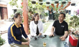 Ông Nguyễn Văn Tuấn (bố Hòa Minzy) trò chuyện về con gái với bà con hàng xóm Ảnh: NGUYỄN THẮNG 