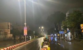 Đà Nẵng sau 0 giờ, cũng là lúc nhiều người mới chính thức bắt đầu guồng quay mưu sinh ảnh: Minh Hiền 