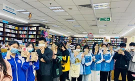 Hàng loạt người xếp hàng mong là người đầu tiên sở hữu truyện tranh