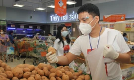 Nghệ sỹ TPHCM mua nhu yếu phẩm tại một siêu thị giúp người dân. Ảnh: Ngô Tùng