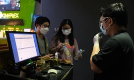 Lác đác khách mua vé tại rạp phim BHD. Ảnh: Chang Chang