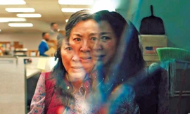 Evelyn Wang với đa vũ trụ trong Everything Everywhere All at Once 