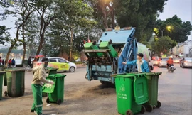 Công nhân vệ sinh môi trường trên đường phố Hà Nội 