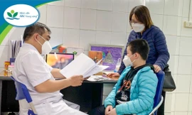 Bác sĩ BV Nhi Trung ương khám sức khỏe tâm thần cho trẻ 