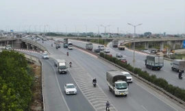 Tại đường dẫn cầu Thanh Trì, từ QL1 và QL5 lên cầu, xe máy đi kiểu gì cũng phải đè đi lên vạch xương cá... Ảnh: Trọng Đảng 