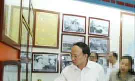 Ông Nguyễn Xuân Ký (ngoài cùng bên trái) khi còn đương chức tại Quảng Ninh Ảnh: HOÀNG DƯƠNG 