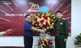 Nhà báo Lê Xuân Sơn - Tổng Biên tập báo Tiền Phong đón nhận lẵng hoa chúc mừng từ Đại tá Trần Viết Năng, Trưởng ban TNQĐ dành cho Tiền PhongẢNH: CHÂU LINH 