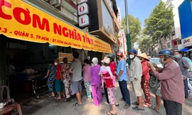 Người lao động xếp hàng mua cơm trợ giá 10.000 đồng và nhận cơm miễn phí từ “Trạm cơm nghĩa tình” 