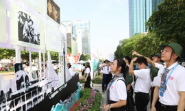 Đại biểu tham dự Đại hội Thanh niên tiên tiến làm theo lời Bác toàn quốc lần thứ VIII năm 2025, tham quan triển lãm về Bác Hồ tại Phố đi bộ Nguyễn Huệ (Quận 1, TPHCM) Ảnh: Ngô Tùng