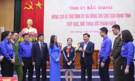 Ông Dương Văn Thái, Bí thư Tỉnh ủy Bắc Giang (thứ 4 từ phải sang) trong buổi đối thoại với thanh niên 