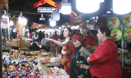 Chợ đêm Sơn Trà (Đà Nẵng) thu hút một lượng lớn du khách đến tham quan, trải nghiệm