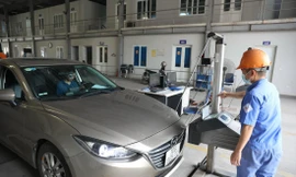 Theo Cục Đăng kiểm, nếu áp dụng giãn chu kỳ kiểm định trực tuyến với xe đến 9 chỗ không kinh doanh vận tải thì sẽ hết ùn tắc kiểm định trong vòng 1 tháng Ảnh: Như Ý 