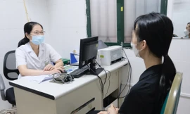 TS.BS. Vũ Thy Cầm đang thăm khám bệnh nhân Ảnh: Châu Linh