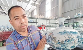 Nghệ nhân Phạm Văn Vang bên sản phẩm gốm Bồ Bát. Ảnh: Đ.H 