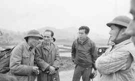 Nhà báo Takano (giữa) trên đường vào thị xã Lạng Sơn tháng 3/1979 ảnh: tư liệu