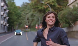 Tuổi thanh xuân dẫu khó khăn những vẫn luôn đầy hy vọng (ảnh trong phim) 