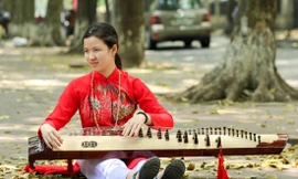 Nguyễn An Như biểu diễn cùng cây đàn tranh của mình 