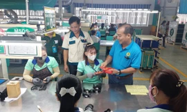 Lãnh đạo công đoàn cơ sở Công ty Taekwang vina gặp gỡ người lao động trong ngày làm việc đầu tiên sau kỳ nghỉ Tết Nguyên đán