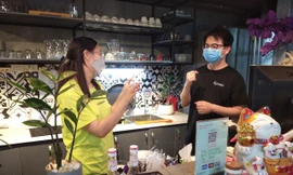 Các nhân viên giao tiếp bằng cử chỉ với nhau