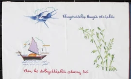 Chiếc vỏ gối được bà Khanh thêu vào năm 1967 khi bị giam giữ trong Kho đạn chợ Cồn Ảnh: Thái Lâm 