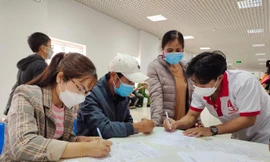 Anh Bình (phải) hướng dẫn tình nguyện viên làm thủ tục hiến máu 