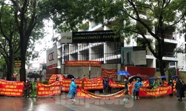 Người dân căng băng rôn đòi nhà tại dự án Athena Complex Pháp Vân 