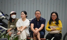 Nhiều phụ huynh chờ con đi thi Ảnh: HOÀNG MẠNH THẮNG 